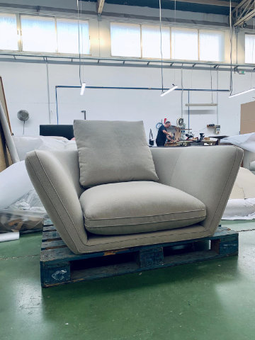 Disc sofa with curved backrest in contemporary lounge setting