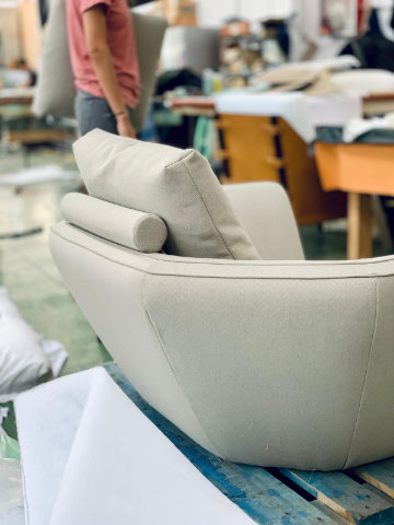 Disc sofa with curved backrest in contemporary lounge setting