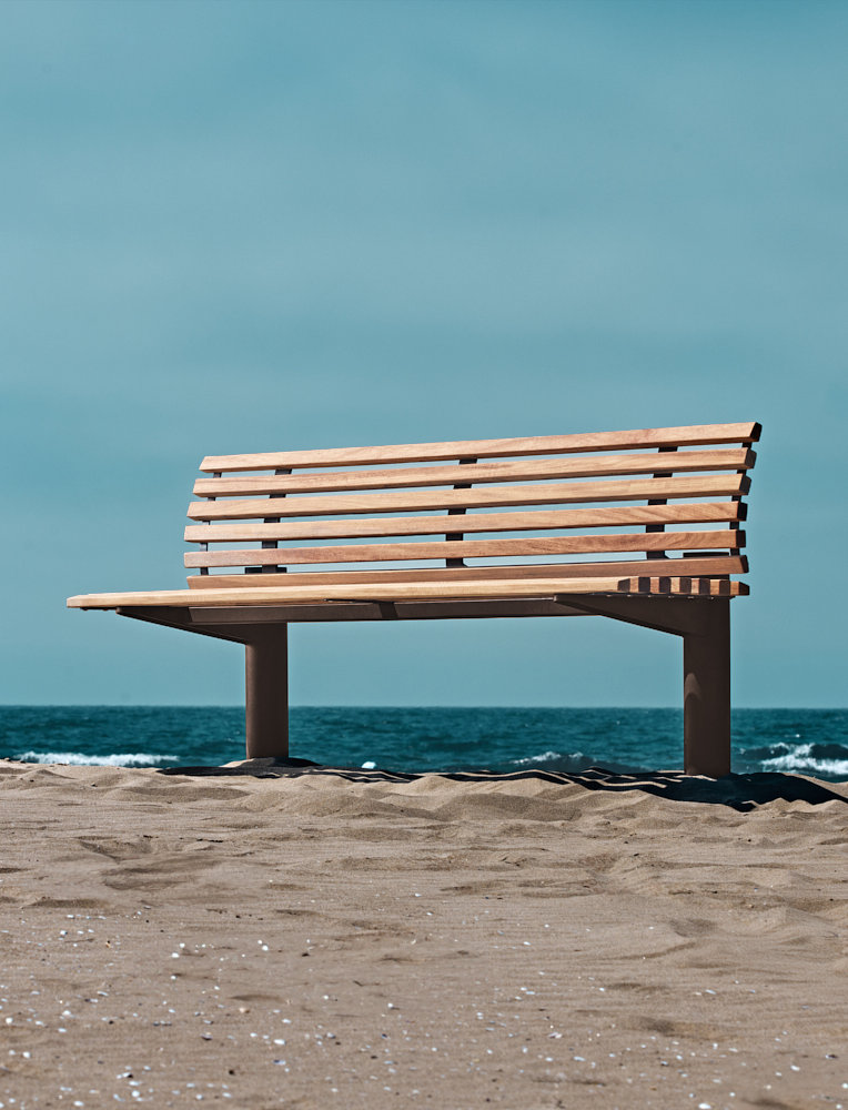 Fungi urban bench with sculptural, rounded form integrated in public space