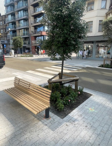 Fungi urban bench with sculptural, rounded form integrated in public space