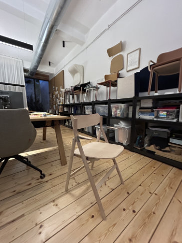 Elegant wooden folding chair with integrated handles born from memory and ergonomics