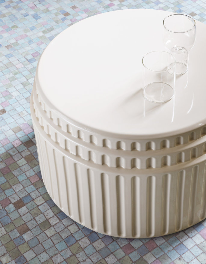 Kolos ceramic coffee table in contemporary interior