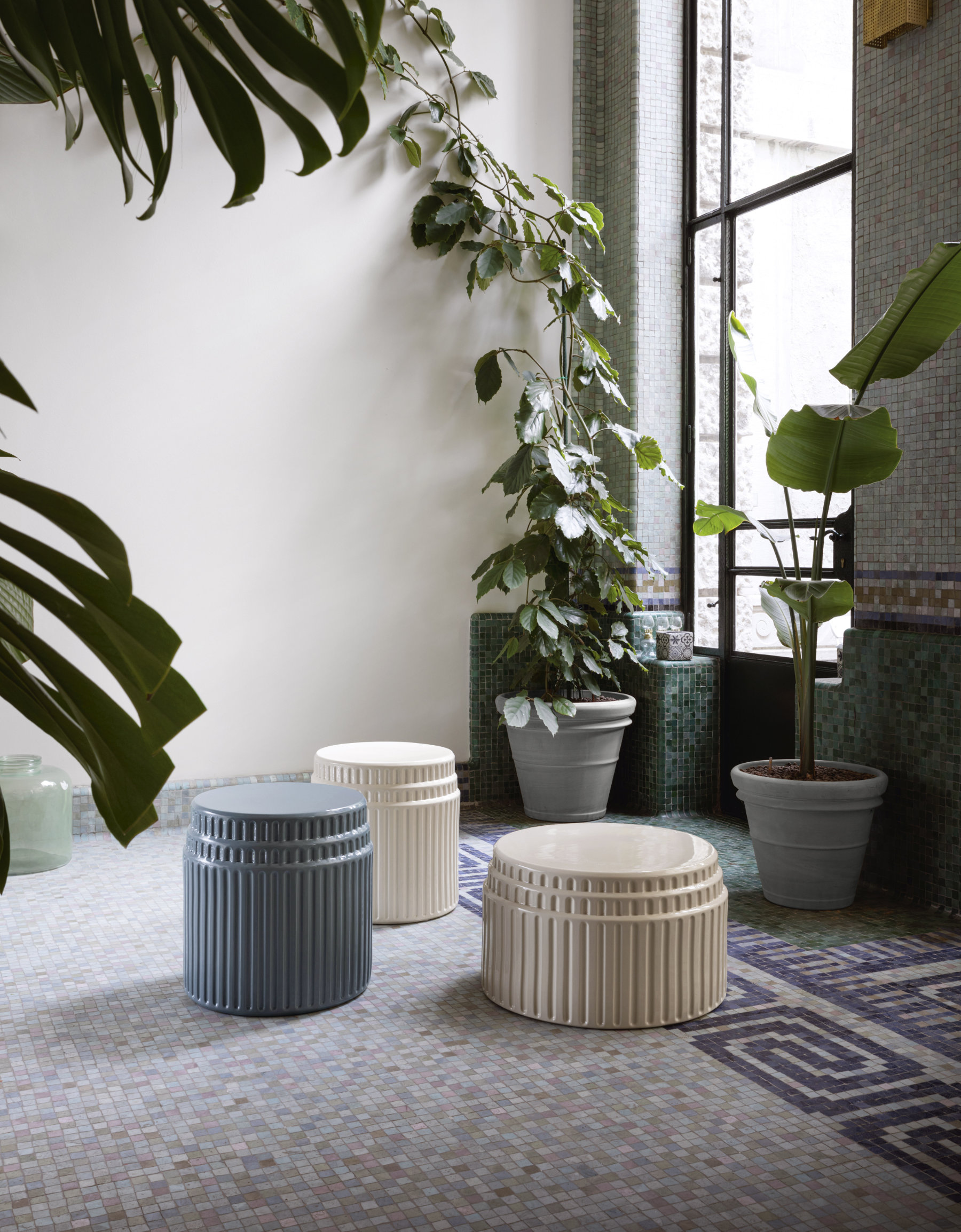 Kolos ceramic coffee table in contemporary interior
