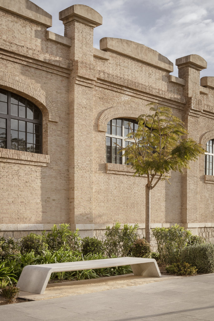 Mimetic urban bench in concrete integrated into public space