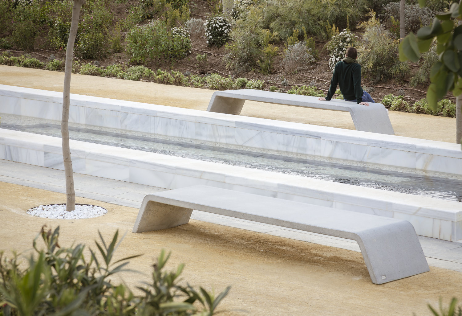 Mimetic urban bench in concrete integrated into public space