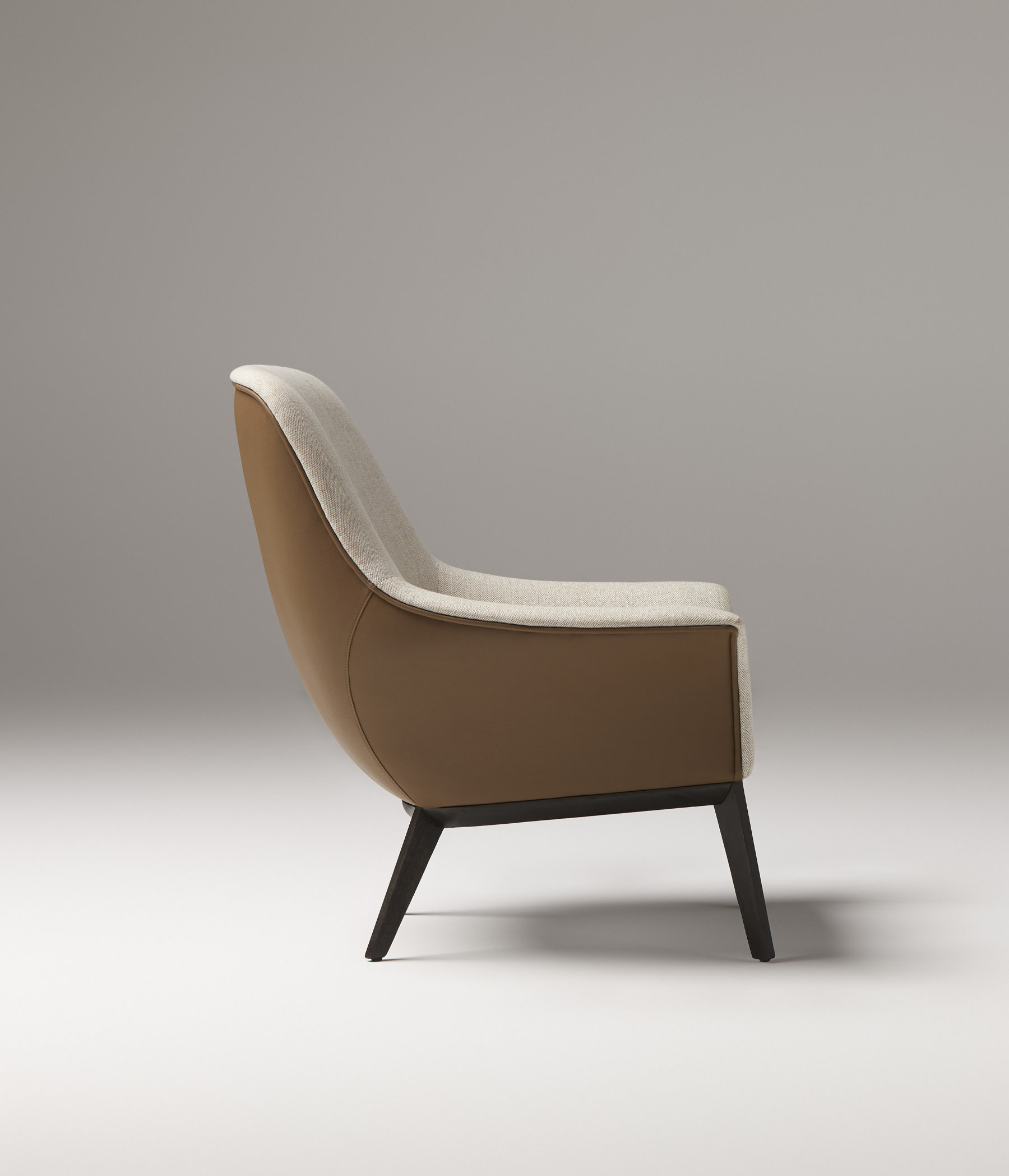 Palma armchair with rounded silhouette and upholstered seat