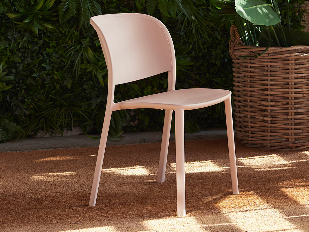 Contemporary chair with fluid silhouette and continuous curves balancing comfort and refined proportion