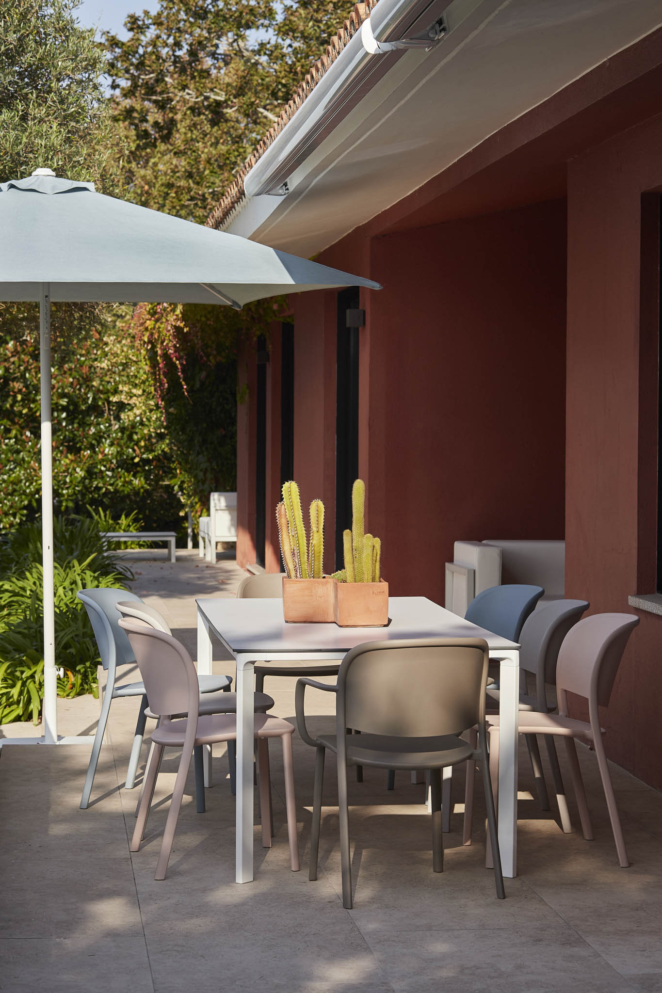 Contemporary chair with fluid silhouette and continuous curves balancing comfort and refined proportion