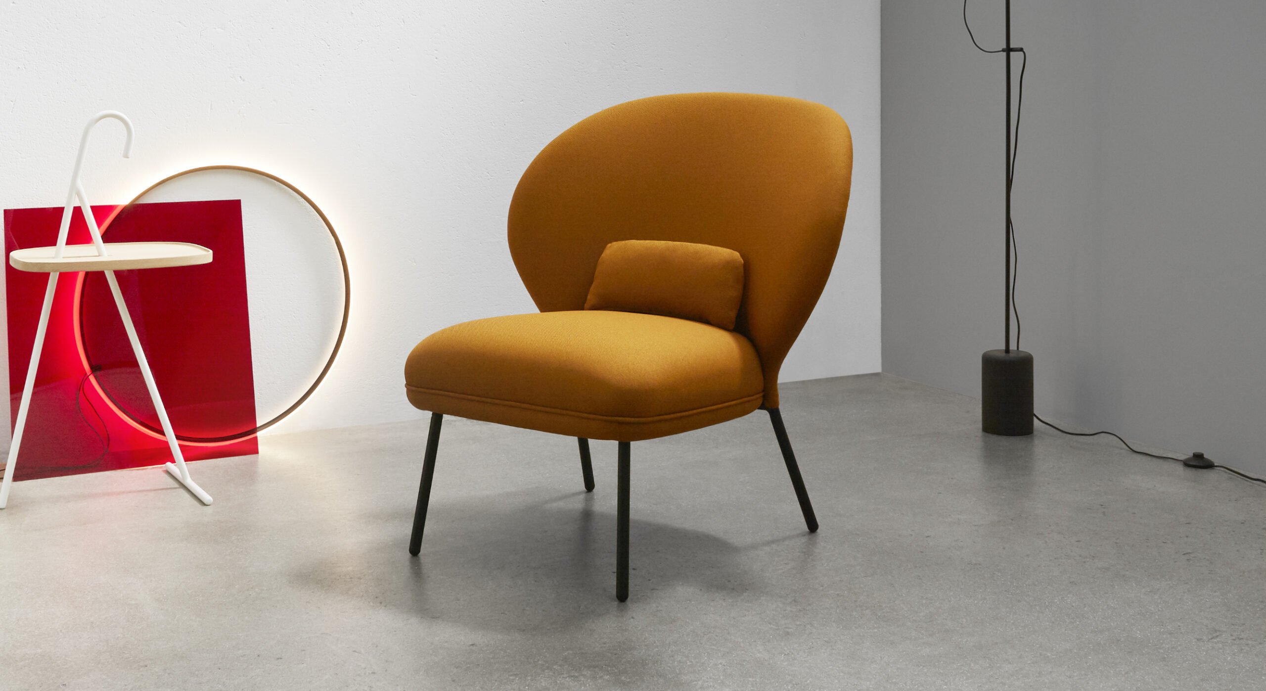 Ventall lounge chair with wide curved backrest in contemporary interior