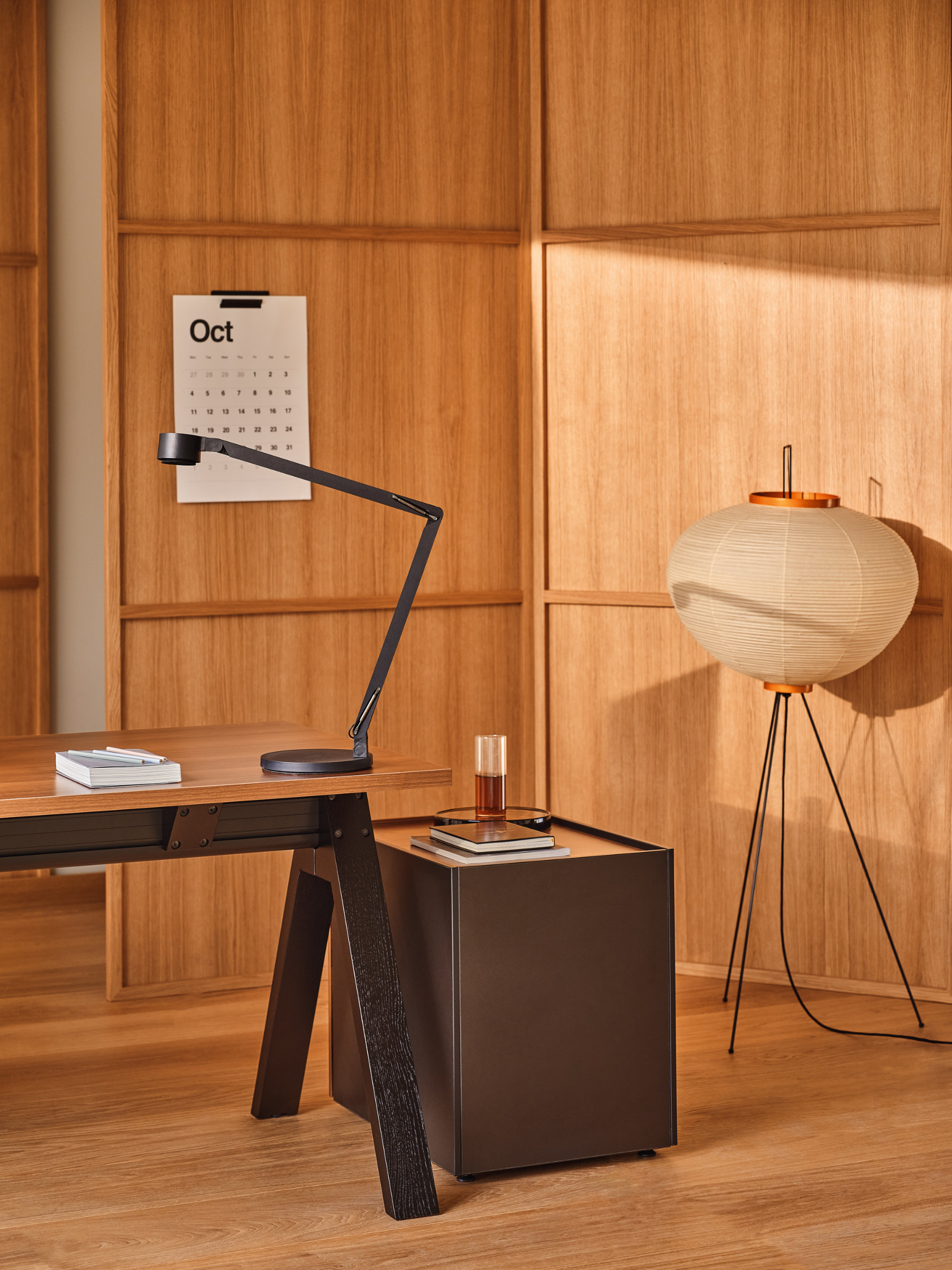 Viga Table System with multiple workstations in a collaborative office environment