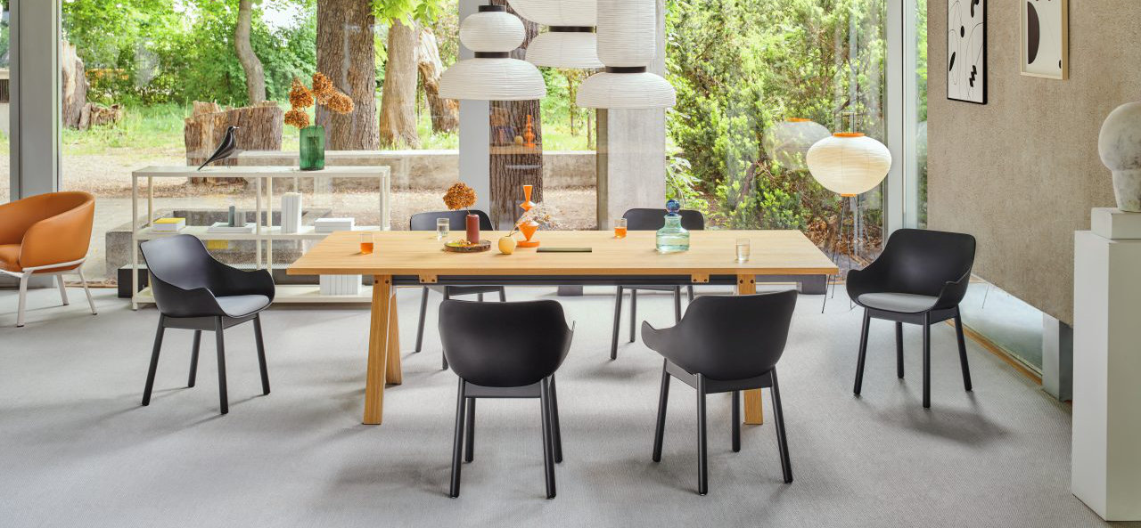 Viga Table System with multiple workstations in a collaborative office environment
