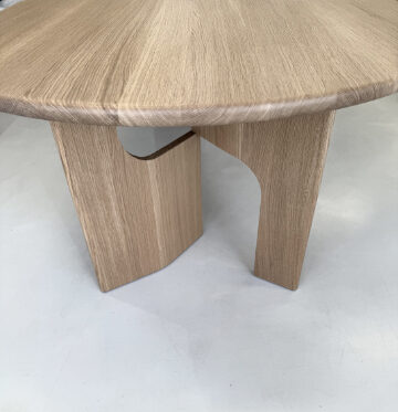 Crafted in solid wood, Wing expresses both technical mastery and natural elegance. It is a piece that feels grounded yet light, architectural yet organic, bringing quiet presence to contemporary interiors.