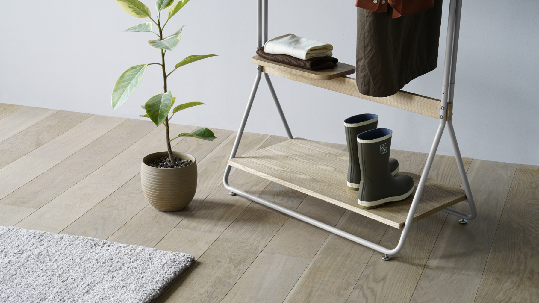 Yes coat rack with Y shaped structure in contemporary interior